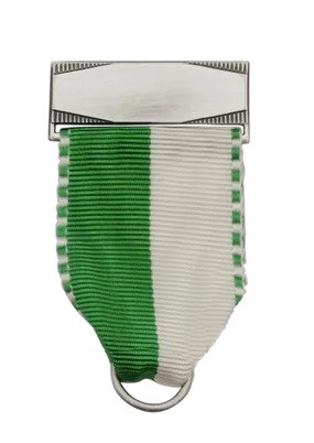 Aufhänger-Bandhalter, grün-weiß, altsilber mit Scharniernadel und Gravurfläche 40411-34