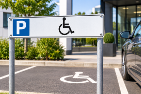 Parkplatzschild Behindertenparkplatz – Aluminium Dibond 520 × 110 mm