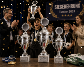3er Pokalständer Silber Schwarz-Rot-Gold mit Marmorsockel inkl. Gravur & Sportemblem