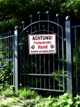 Schild Warnschild Freilaufender Hund / Betreten auf eigene Gefahr Schild Warnschild Freilaufender Hund / Betreten auf eigene Gefahr